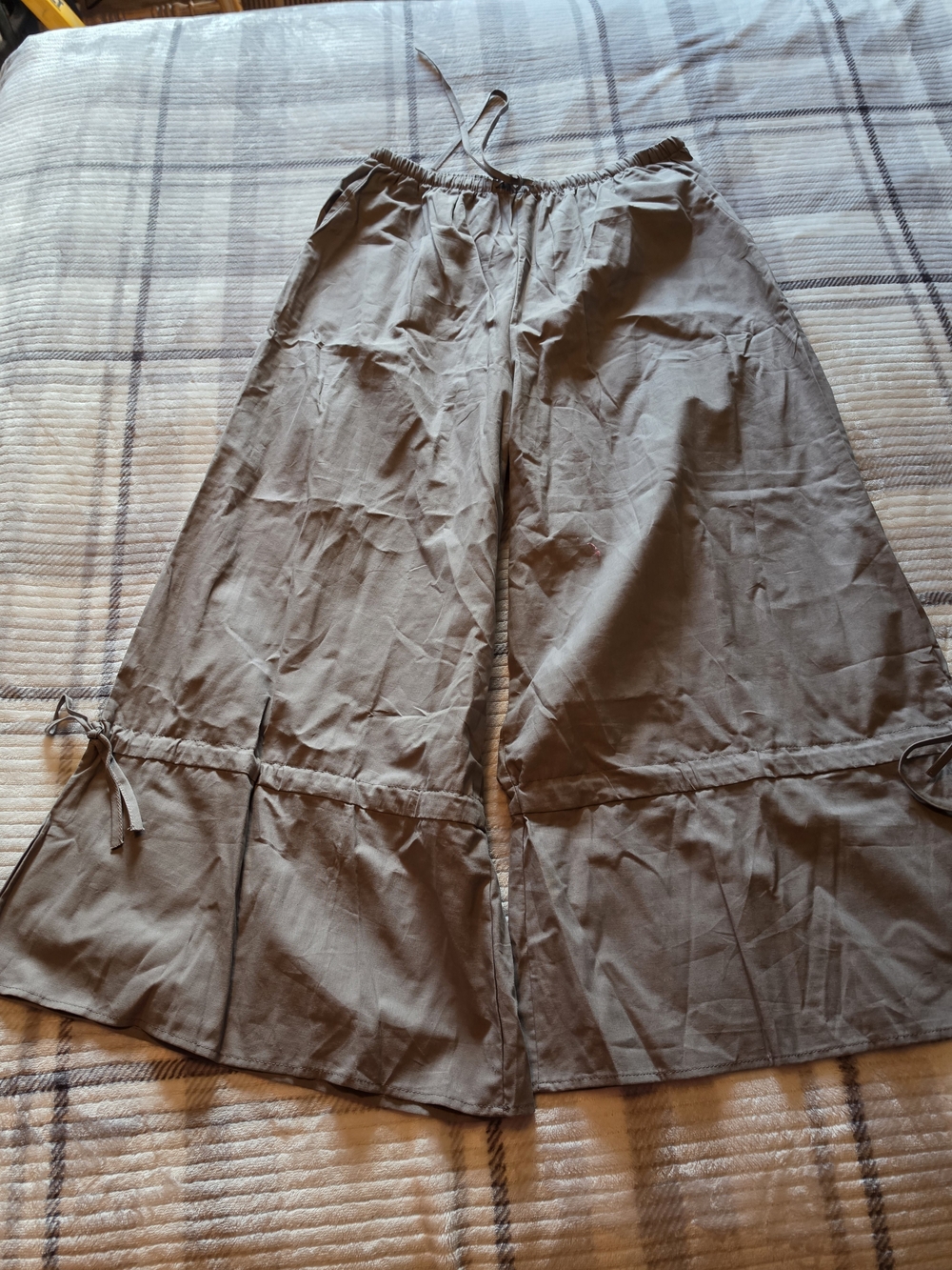 Wide-Leg Tiered Drawstring Pants in Olive